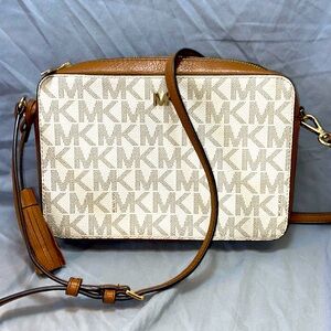 Micheal Kors Jet Set Signature Ivory Crossbody Bag Purse EUC Monogram Tassel